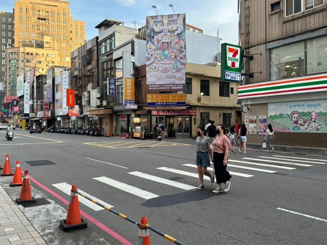 新竹市東區民權路&錦華街口看板(新竹巨城商圈)